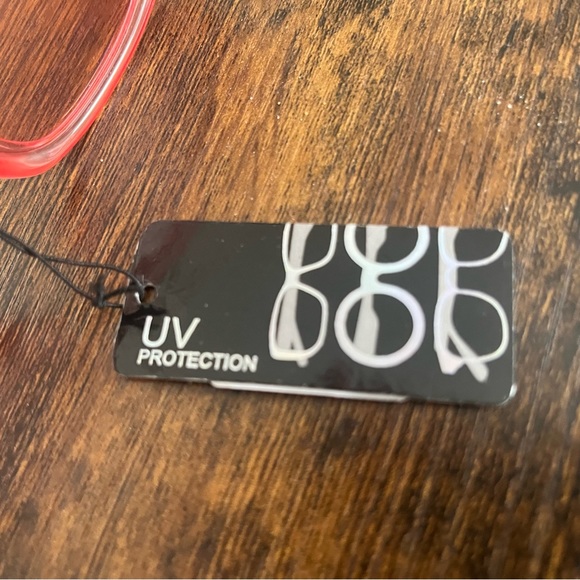 Luxe Sunglasses with box and tag. UV protection - Picture 4 of 4